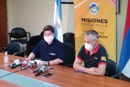 El ministro de Salud, Oscar Alarcón (izquierda) pidió que los misioneros varados se queden donde están.