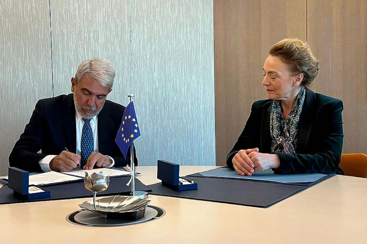 El ministro de Seguridad, Aníbal Fernández, en la firma de la adhesión de la Argentina al Segundo Protocolo Adicional del Convenio de Budapest de la Unión Europea, sobre ciberdelitos, junto a Marija Pejčinovic, secretaria general del Consejo de Europa