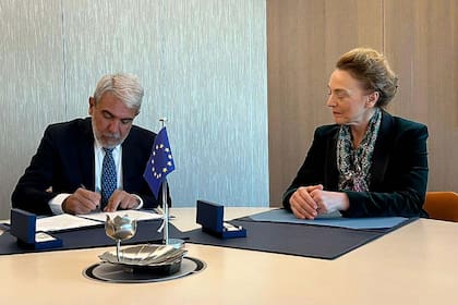 El ministro de Seguridad, Aníbal Fernández, en la firma de la adhesión de la Argentina al Segundo Protocolo Adicional del Convenio de Budapest de la Unión Europea, sobre ciberdelitos, junto a Marija Pejčinovic, secretaria general del Consejo de Europa
