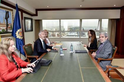 El ministro de Seguridad argentino, Aníbal Fernández, reunido con el ministro del Interior de España, Fernando Grande-Marlaska, en Santiago de Compostela