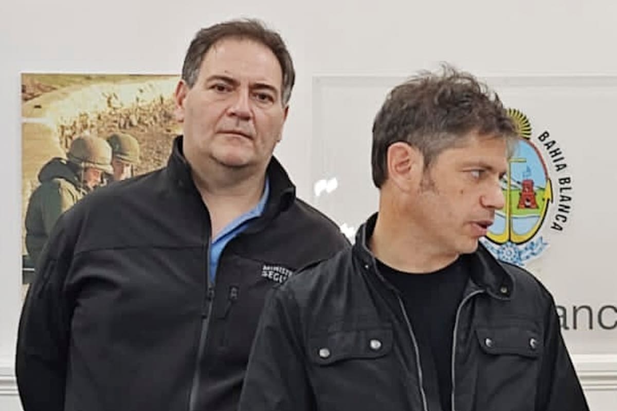 El ministro de Seguridad bonaerense, Javier Alonso, detrás del gobernados Axel Kicillof, que mira hacia otro lado