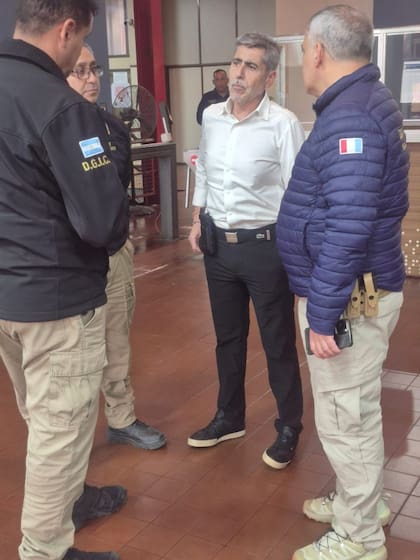 El ministro de Seguridad de Córdoba, Juan Pablo Quinteros, con investigadores policiales
