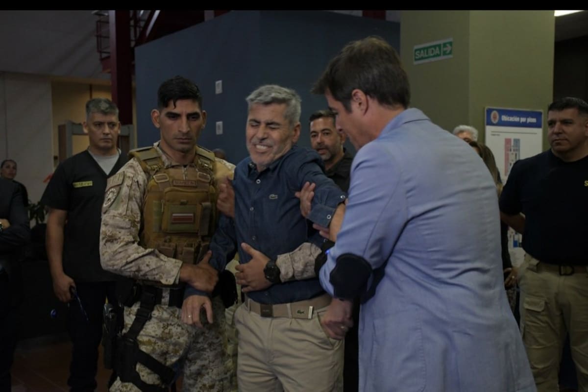 El ministro de Seguridad de Córdoba, Juan Pablo Quinteros, se sometió este lunes a una prueba en vivo de un guante eléctrico
