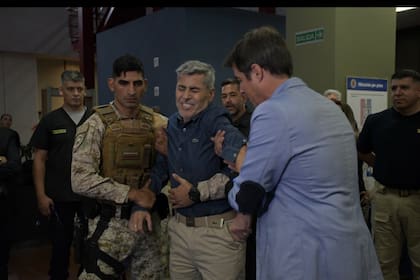 El ministro de Seguridad de Córdoba, Juan Pablo Quinteros, se sometió este lunes a una prueba en vivo de un guante eléctrico