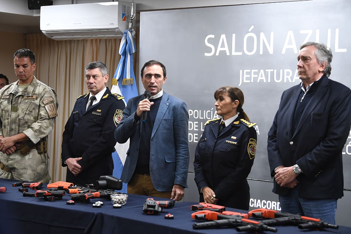 El ministro de Seguridad de Córdoba, López, anunció la incorporación de las mil armas no letales.