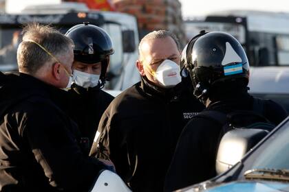 El ministro de seguridad de la provincia de Buenos Aires Sergio Berni durante los controles de circulación en Puente La Noria.