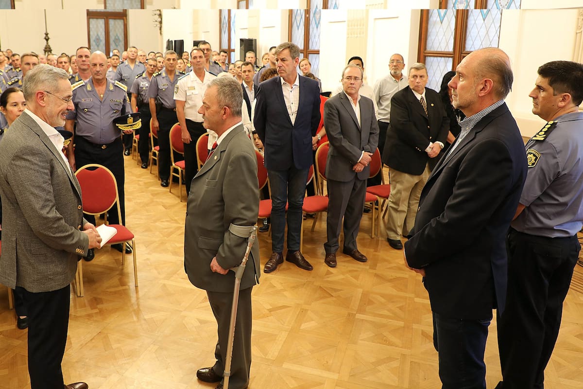 El ministro de Seguridad de Santa Fe, Marcelo Saín, designa como jefe de la policía provincia, comisario retirado Víctor Sarnaglia, ante la mirada del gobernador, Omar Perotti