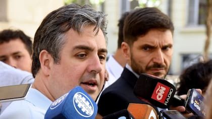 El ministro de Seguridad de Santa Fe, Pablo Cococcioni, junto al gobernador, Maximiliano Pullaro
