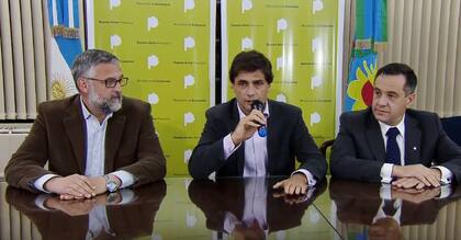 El ministro de Trabajo bonaerense, Marcelo Villegas, el ministro de Educación bonaerense, Hernán Lacunza, y Alejandro Finocchiaro, director general de Cultura y Educación