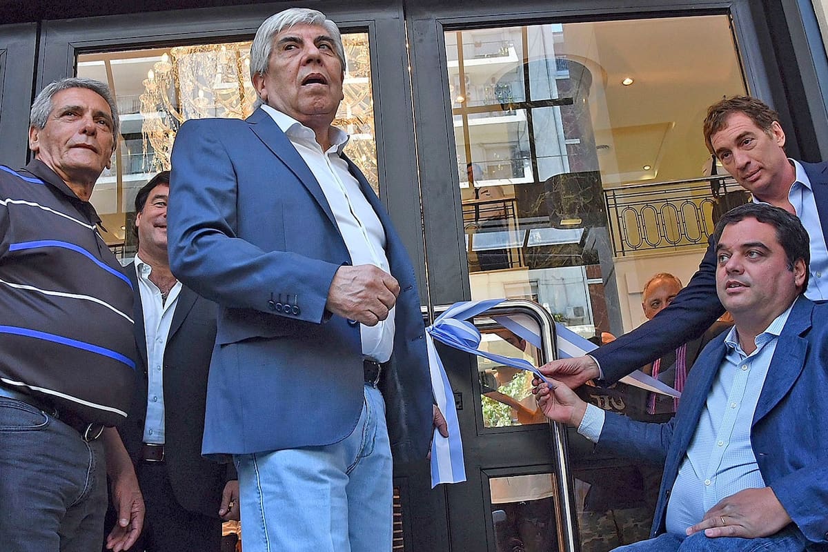 El ministro de trabajo, Jorge Triaca y el vice jefe de gobierno Diego Santilli y los representantes sindicales, Hugo Moyano y Carlos Acuña durante la reinauguración del Sanatorio Antártida en pleno centro de Caballito que atenderá desde hoy a los afiliados a la obra social de choferes de camiones