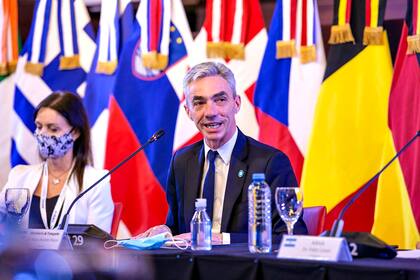 El ministro de Transporte Mario Meoni aseguró que la "intención" del Gobierno es restablecer los vuelos regulares y los servicios terrestres de larga distancia entre el 12 y el 15 de octubre