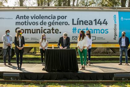 El ministro de Transporte, Mario Meoni, y la ministra de Mujeres, Géneros y Diversidad, Elizabeth Gómez Alcorta firmaron un convenio para generar acciones que concienticen sobre los derechos de las mujeres y personas LGBTI+