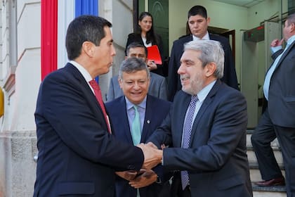 El ministro del Interior de Paraguay, Federico González, recibe en Asunción a su par de Seguridad argentino, Aníbal Fernández; junto a ellos, el embajador argentino en Paraguay, Domingo Peppo