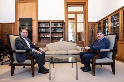 El ministro del Interior, Diego Santilli, recibió hoy al gobernador de Tierra del Fuego, Gustavo Melella