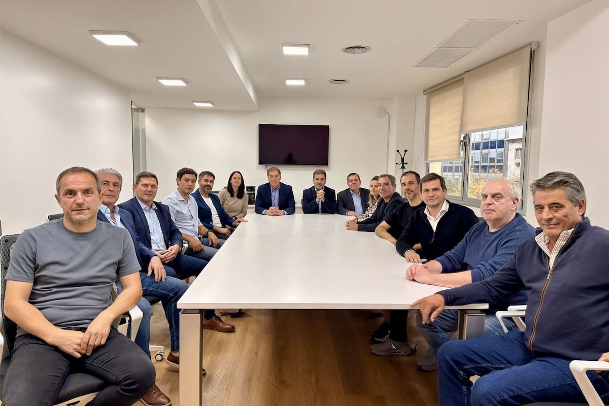 El ministro del Interior, Diego Santilli, se reunió con intendentes de Pro bonaerense para buscar sintonía con LLA