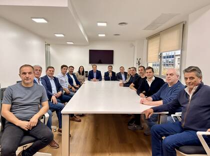 El ministro del Interior, Diego Santilli, se reunió con intendentes de Pro bonaerense para buscar sintonía con LLA