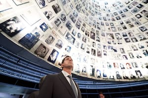 El ministro del Interior, Eduardo de Pedro, en el museo del Holocausto en Jerusalén.