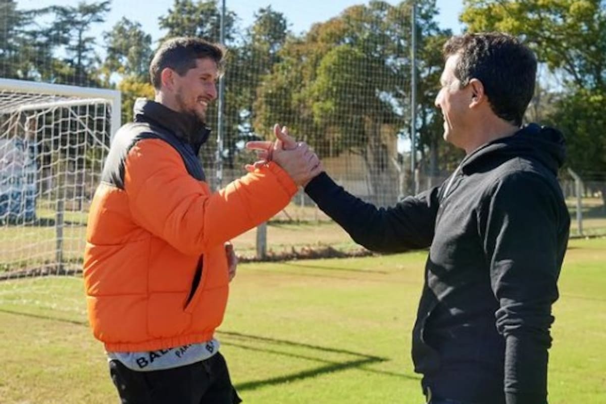 El ministro del Interior, Eduardo "Wado" de Pedro, junto al arquero de Gimnasia y Esgrima de La Plata, Rodrigo Rey