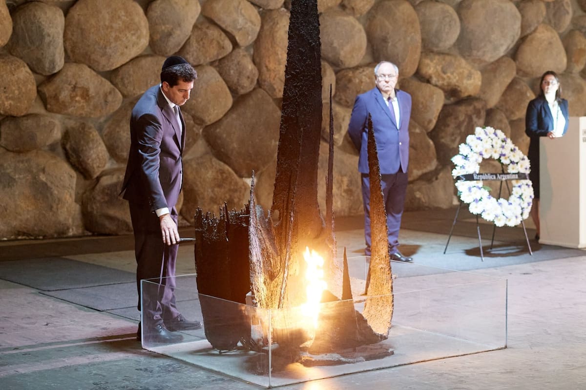 El ministro del Interior, Eduardo Wado de Pedro, durante la visita que hizo al Museo del Holocausto