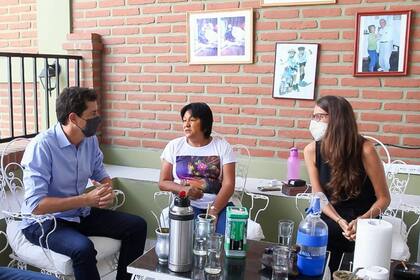 El ministro del Interior Eduardo "Wado" de Pedro y la ministra de Mujeres, Género y Diversidad, Elizabeth Gómez Alcorta visitan a Milagro Sala mientras cumple prisión domiciliaria.