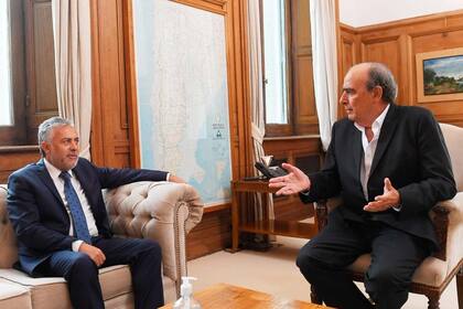 El ministro del Interior, Guillermo Francos, recibió hoy al gobernador de Mendoza, Alfredo Cornejo