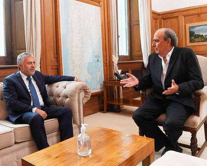 El ministro del Interior, Guillermo Francos, recibió al gobernador de Mendoza, Alfredo Cornejo.