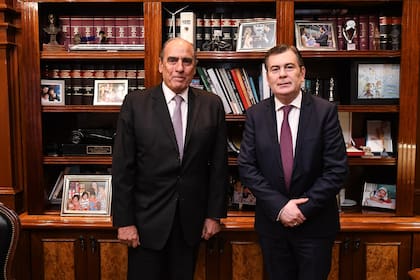 El ministro del Interior, Guillermo Francos, con el gobernador de Santiago del Estero, Gerardo Zamora