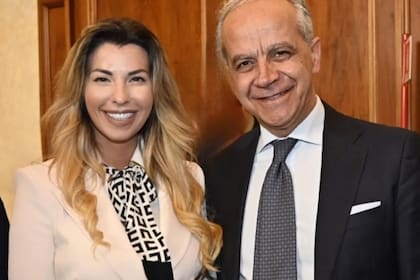 El ministro del Interior italiano y la periodista Claudia Conte