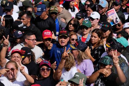 El ministro del Interior venezolano, Diosdado Cabello, en el centro, asiste a una marcha de mujeres para exigir el regreso del presidente venezolano Nicolás Maduro en Caracas, Venezuela, el martes 6 de enero de 2026, tres días después de que las fuerzas estadounidenses lo capturaran a él y a su esposa