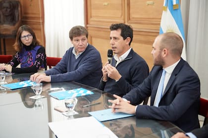 El ministro del Interior, Wado de Pedro, y su par de economía, Martín Guzmán, encabezaron hoy en Casa Rosada la firma del Fideicomiso para el Desarrollo Austral (FIDA) con el gobernador de Tierra del Fuego, Gustavo Melella