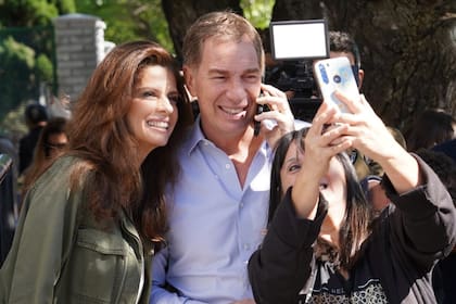 El ministro Diego Santilli junto a su esposa, Analía Maiorana