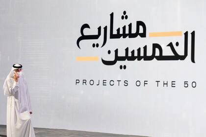 El ministro emiratí de Comercio Internacional Thani bin Ahmed al-Zeyoudi previo al anuncio de Emiratos Árabes Unidos para estimular su economía, en Dubai, el 5 de septiembre de 2021. (AP Foto/Jon Gambrell)