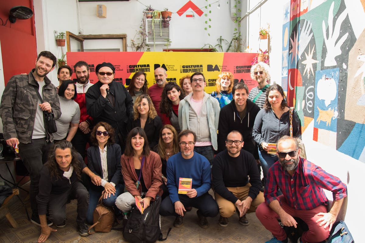 El ministro Enrique Avogadro rodeado de actores y gestores en la lanzamiento del Mes de la Cultura Independiente que tuvo lugar en La casa del árbol