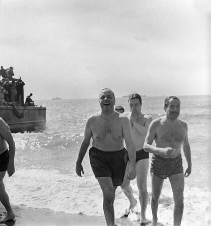 El ministro español Manuel Fraga y el embajador estadounidense Angier Biddle se bañaron en el mar para tranquilizar a los turistas.