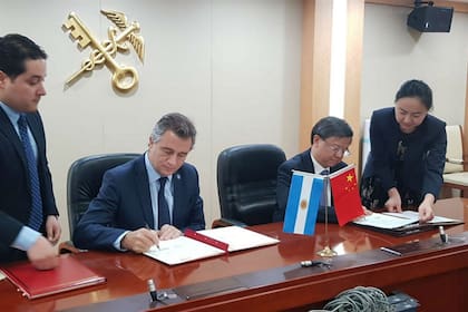 El ministro Etchevehere firmó el convenio con el ministro de Aduana de China Ni Yuefeng