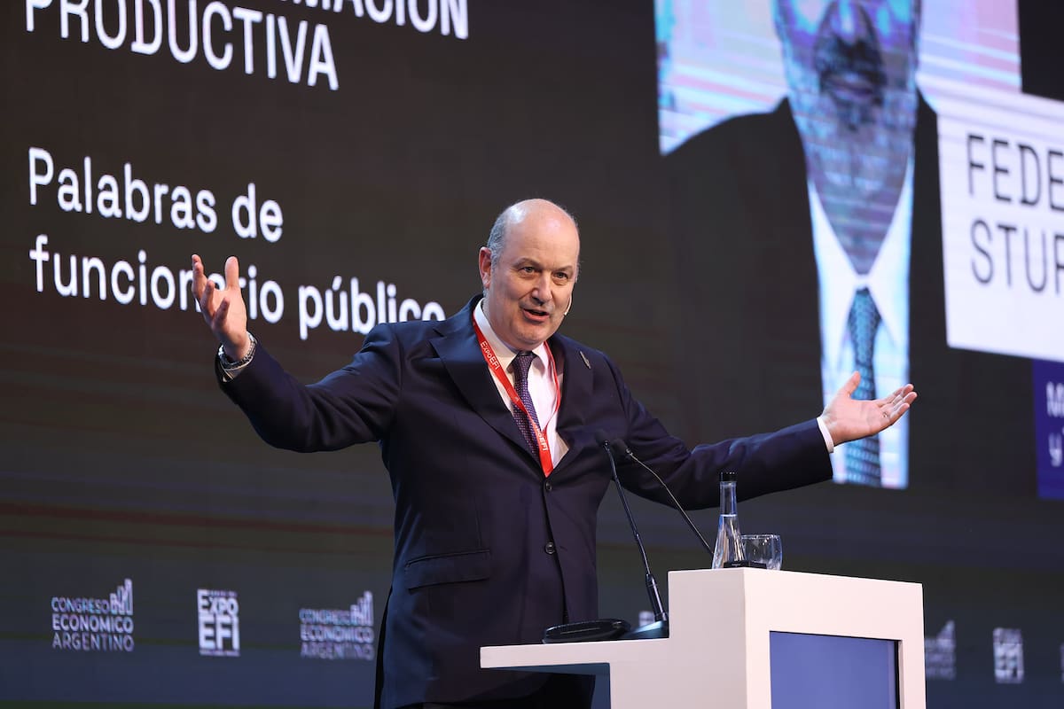 El ministro Federico Sturzenegger adelantó una iniciativa para empresas gestionadas íntegramente por inteligencia artificial