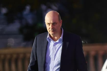 El ministro Federico Sturzenegger saliendo de Casa Rosada