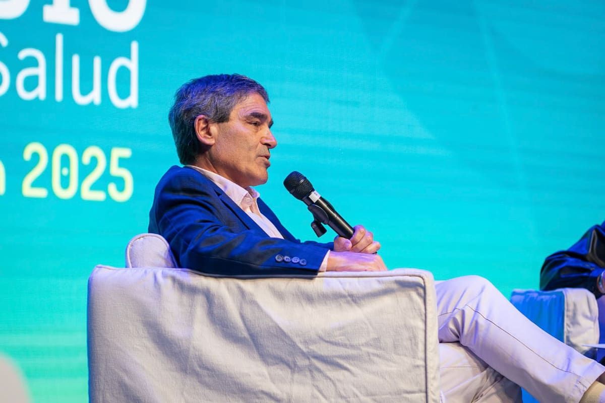 El ministro Fernán Quiros en el coloquio organizado por Women in Global Health