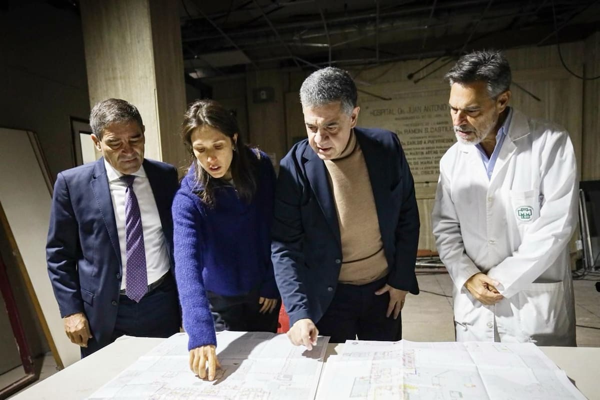 El ministro Fernán Quirós (izq.) y Jorge Macri, junto la director del Hospital Fernández (der.)