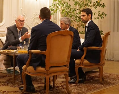 El ministro francés de Economía, Roland Lescure, Luis Caputo y el embajador en París, Ian Sielecki