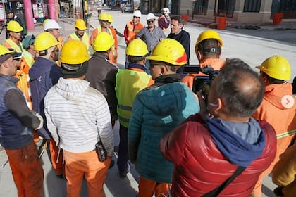 El ministro Gabriel Katopodis habla con obreros en medio del "paro activo"