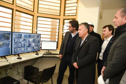 El ministro Garavano y el gobernador de Mendoza, Alfredo Cornejo, en el nuevo penal federal de Las Heras