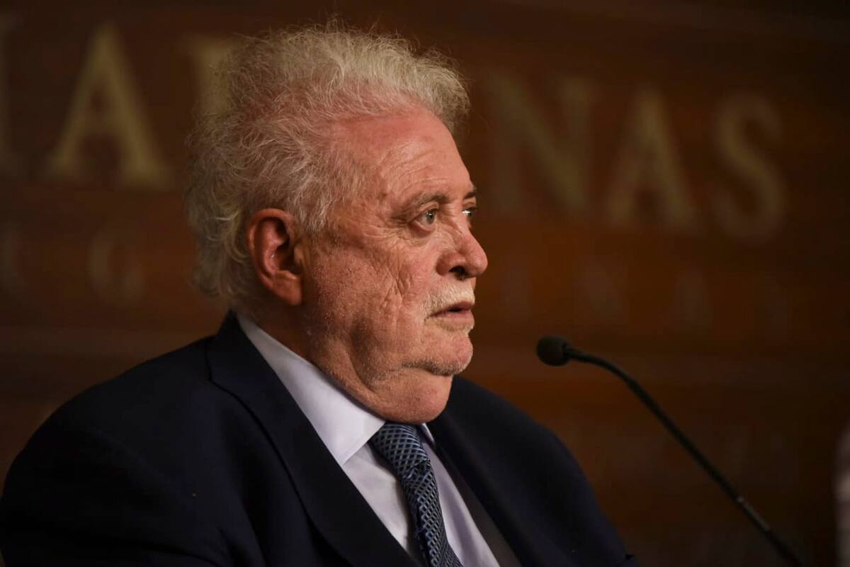 El ministro Ginés Gonzalez Garcia, en la conferencia de prensa que ofrecen en Ezeiza