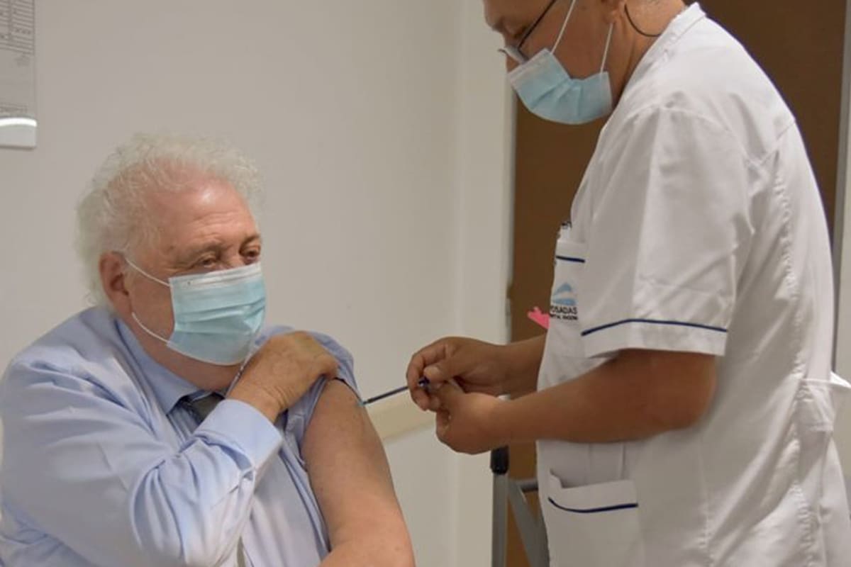 El ministro Gines González García se vacuna con la Sputnik V