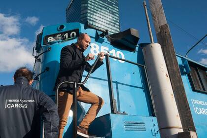 El Ministro Guillermo Dietrich accediendo a la cabina de una de las locomotoras
