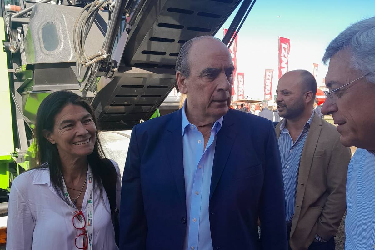 El ministro Guillermo Francos, en el centro, en una recorrida por la exposición