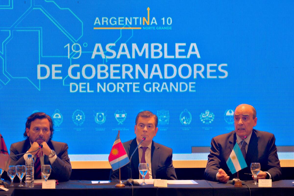 El ministro Guillermo Francos junto a los gobernadores norteños Zamora y Sáenz