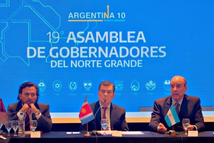 El ministro Guillermo Francos junto a los gobernadores norteños Zamora y Sáenz