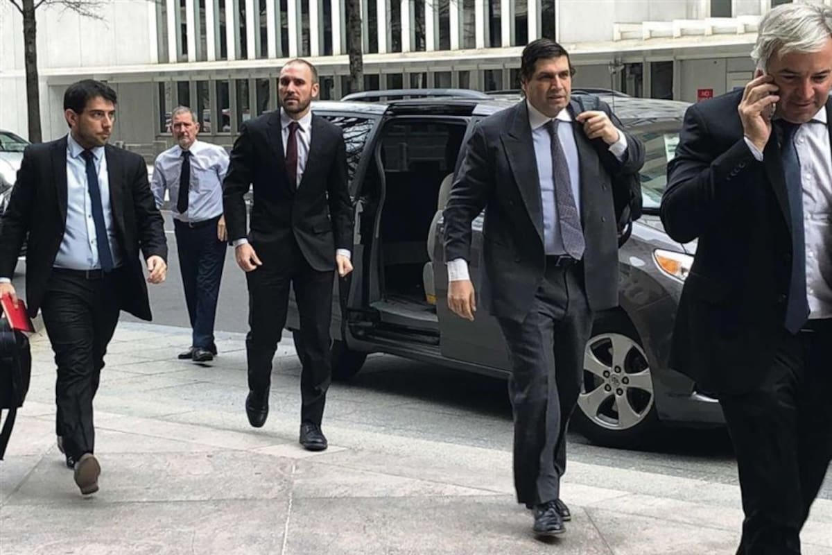 El ministro Guzmán, anteayer, en Washington, antes de ver al FMI