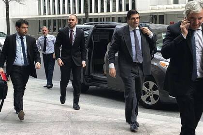 El ministro Guzmán, anteayer, en Washington, antes de ver al FMI